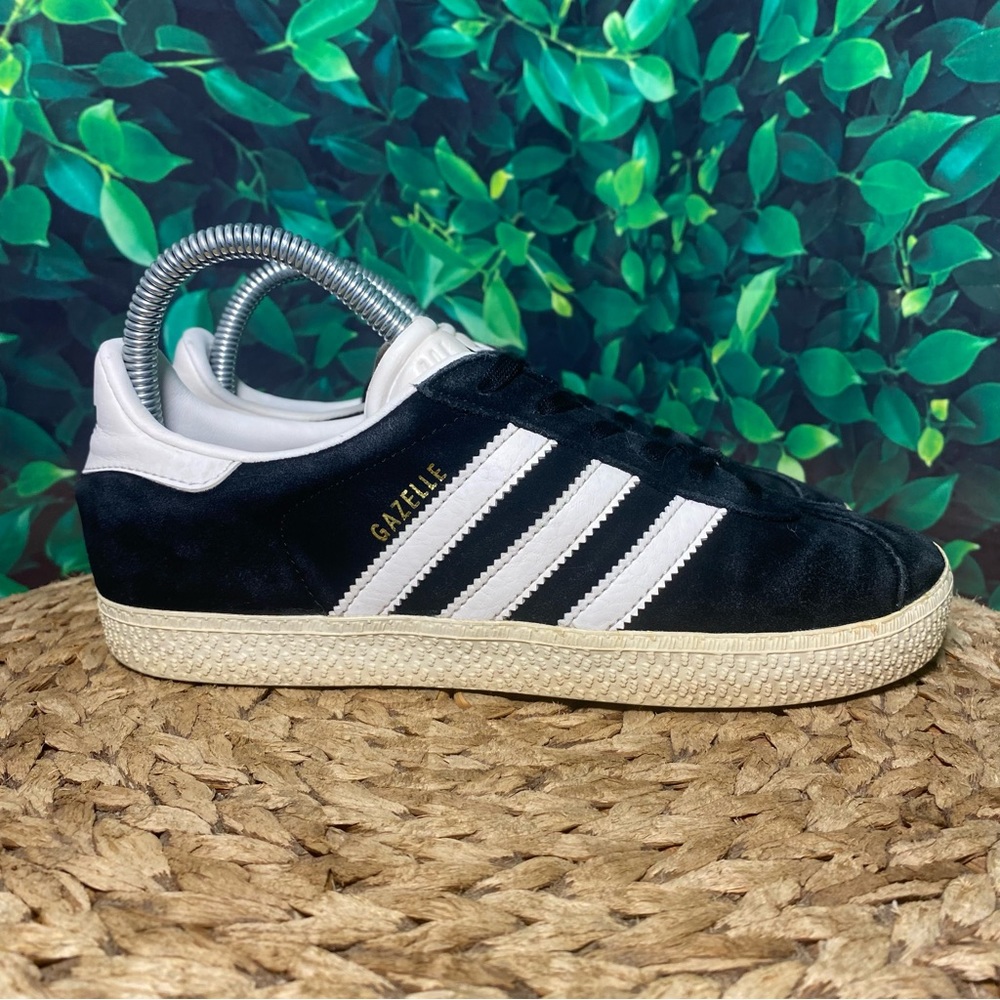 Adidas gazelle black white suede